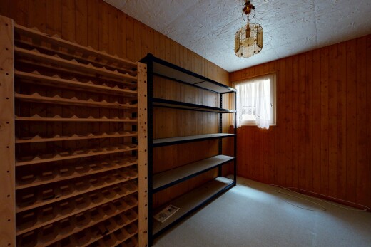 chambre avec wood wall, mur en bois, inside property, natural light, et lumière naturelle