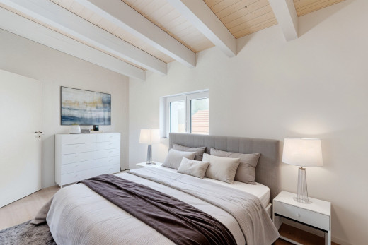 zimmer / schlafzimmer mit holzdecke, natürliches licht, und balkendecke