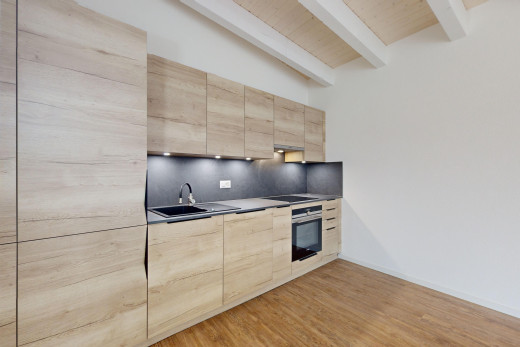 küche mit balkendecke, herd, ofen, und schränke mit flachen paneelen