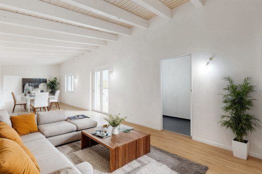 innenraum mit parkettboden, balkendecke, und natürliches licht