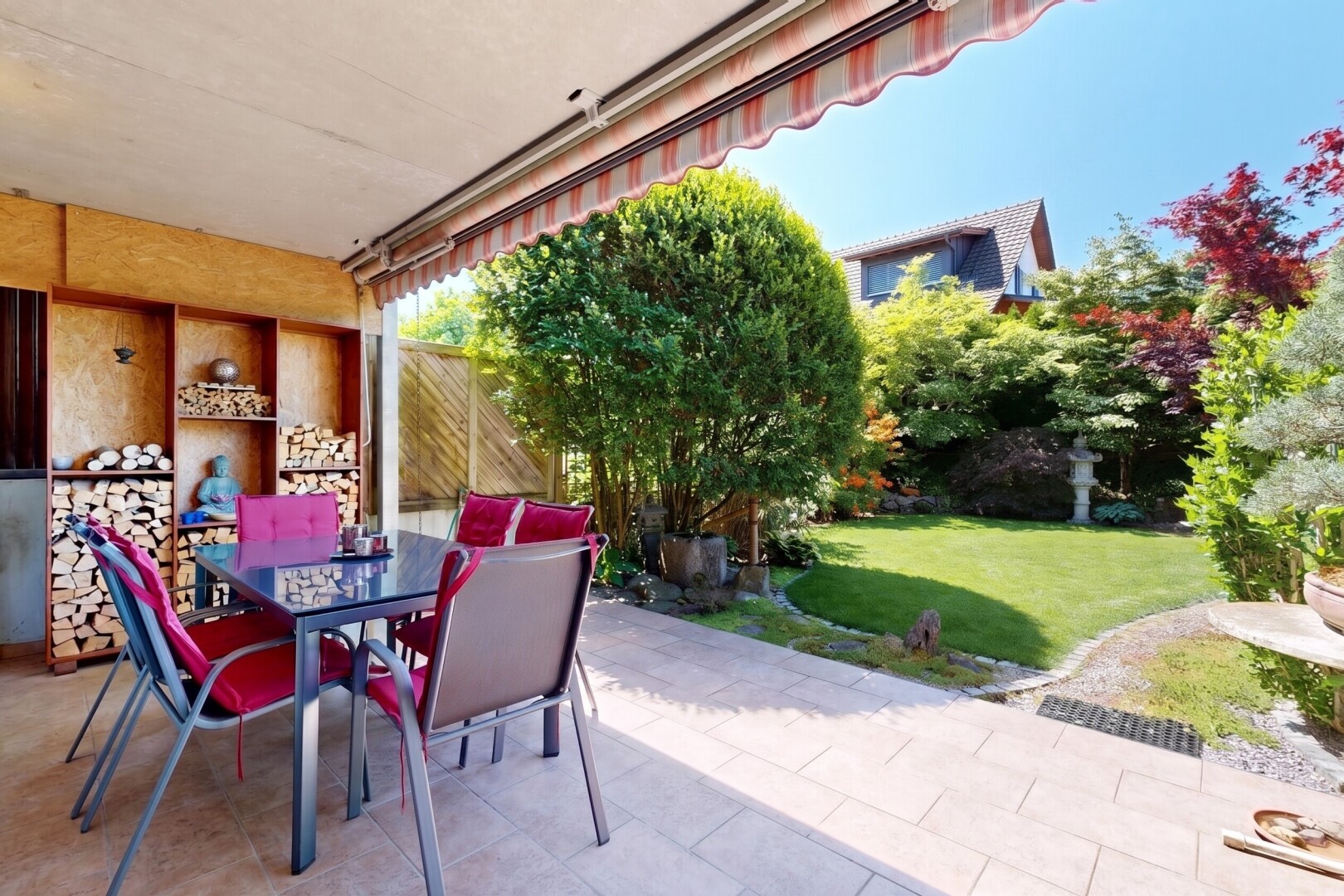 terrasse mit essbereich im freien, rasen, from property, markise, und terrasse