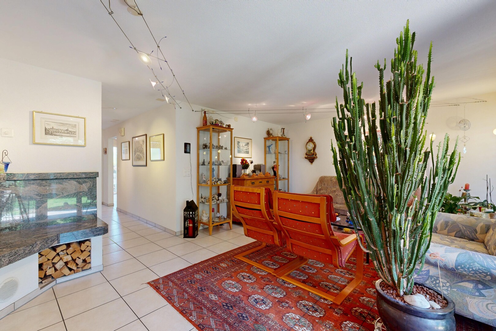 wohnzimmer mit drywall, gipskartonwand, inside property, tile floor, und fliesenboden