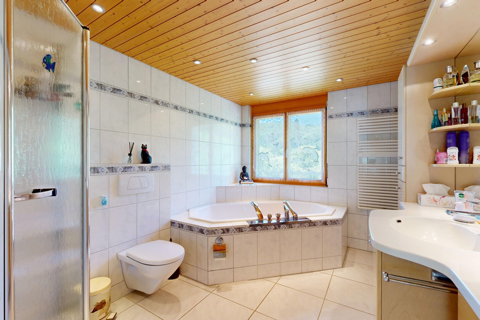 bad mit handtuchwärmer, komplettes badezimmer, tile wall, fliesenwand, und tile floor