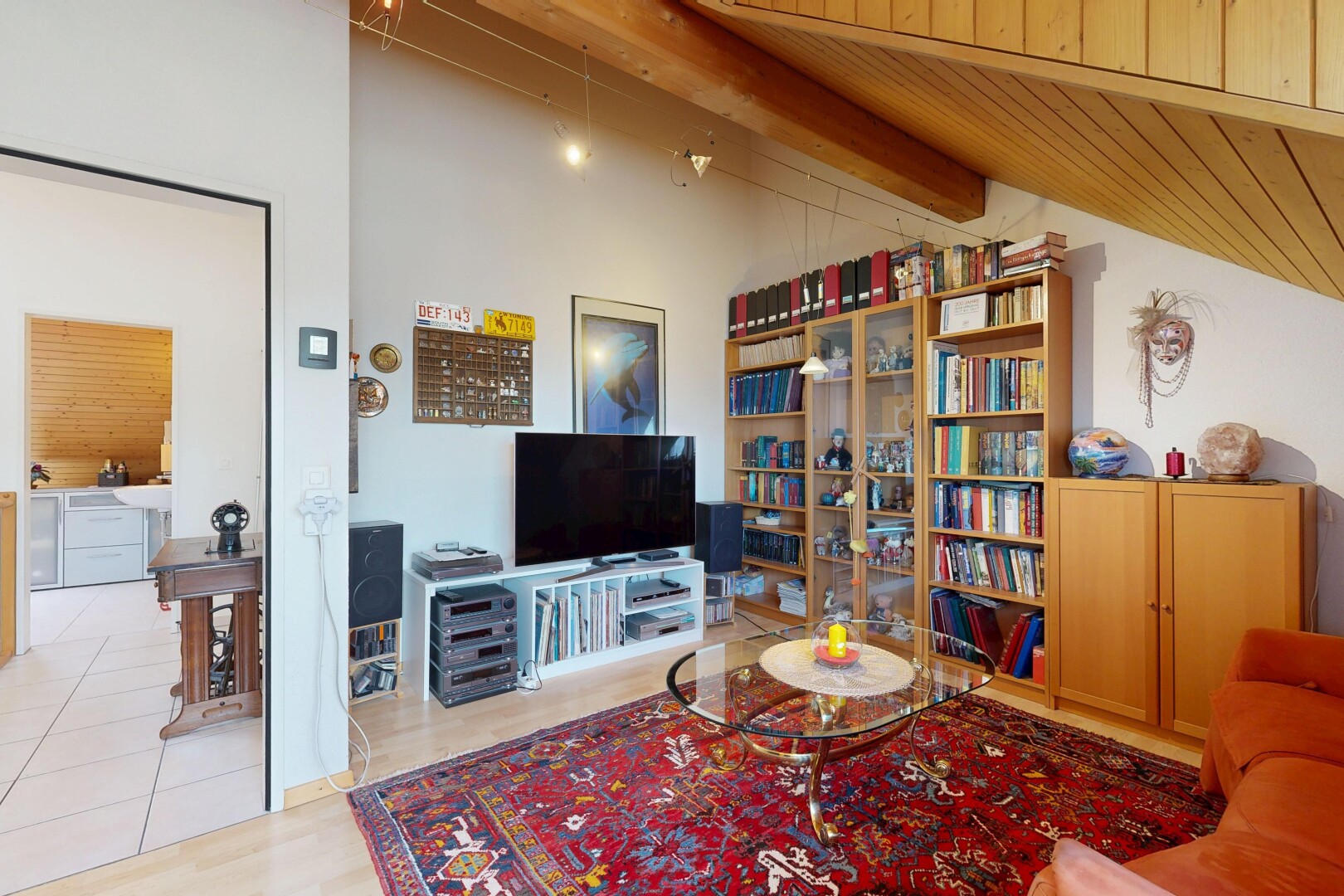 wohnzimmer mit wood ceiling, holzdecke, vaulted ceiling, dachschräge, und drywall