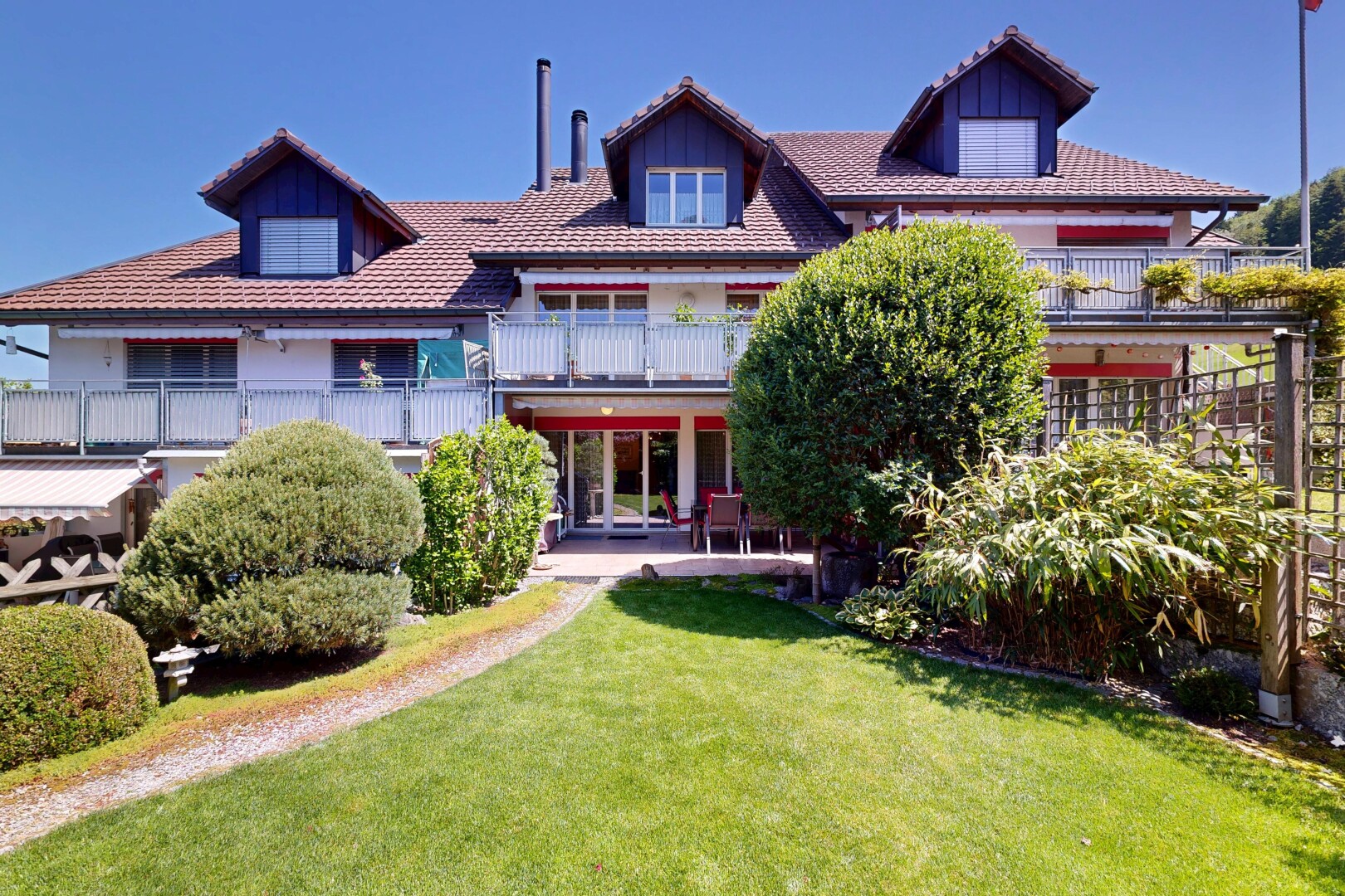 außenansicht mit dachgaube, balkon, rasen, day time, und terrasse