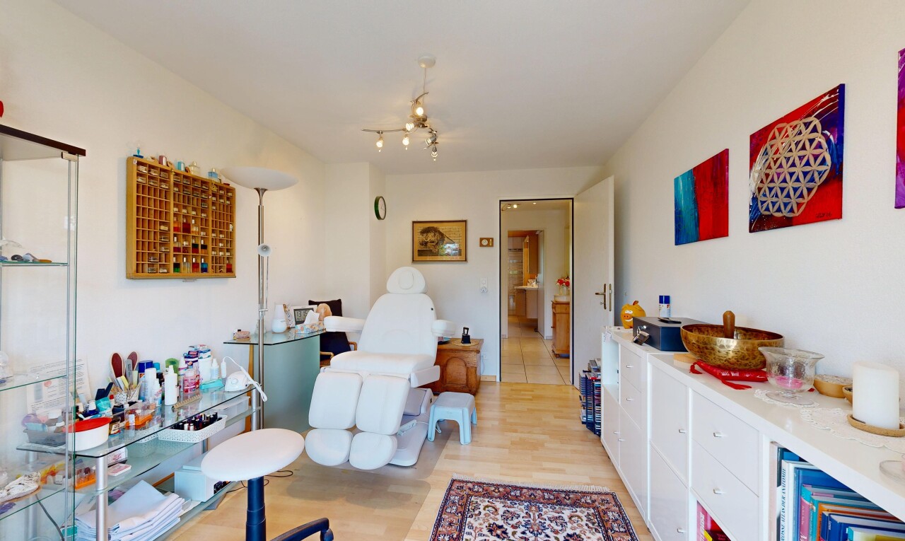 wohnzimmer mit inside property, wood finish floor, holzfußboden, drywall, und gipskartonwand