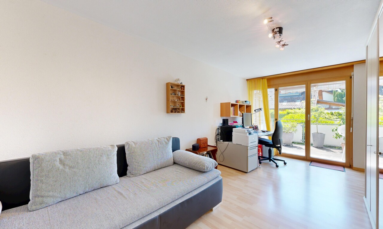 wohnzimmer mit natural light, natürliches licht, drywall, gipskartonwand, und inside property