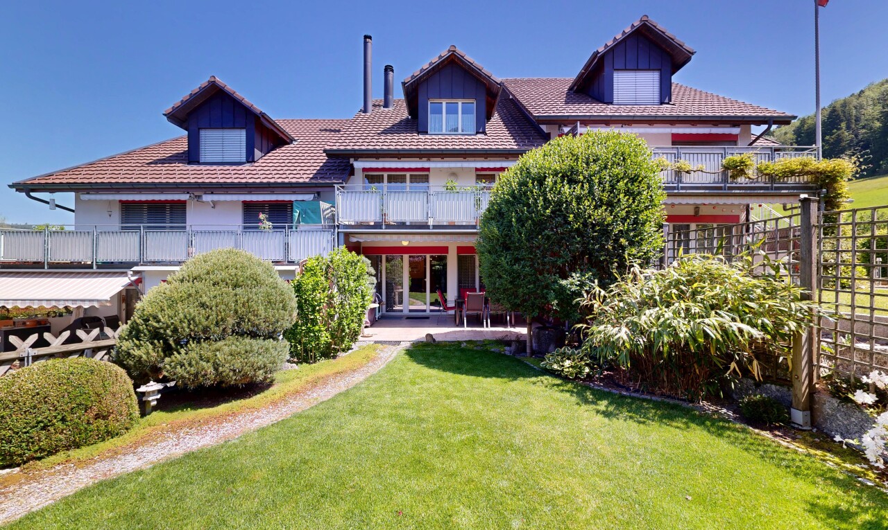 außenansicht mit dachgaube, balkon, rasen, day time, und terrasse