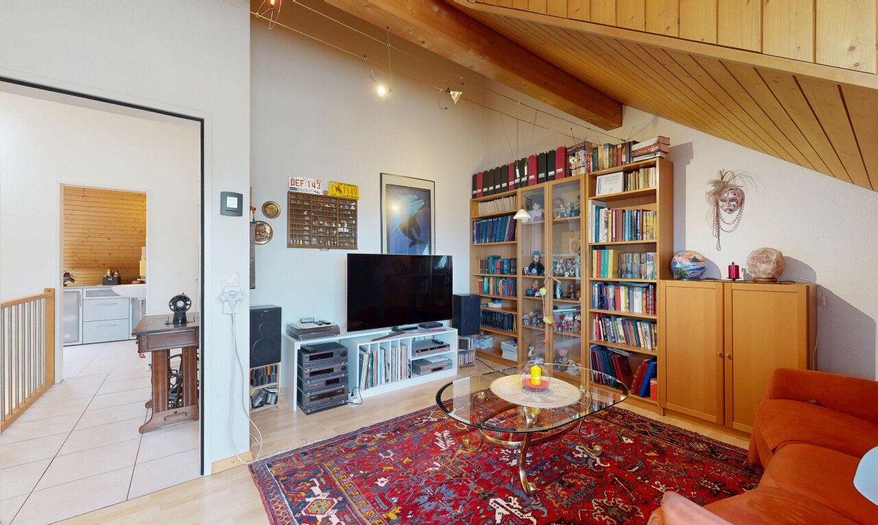 wohnzimmer mit wood ceiling, holzdecke, vaulted ceiling, dachschräge, und drywall