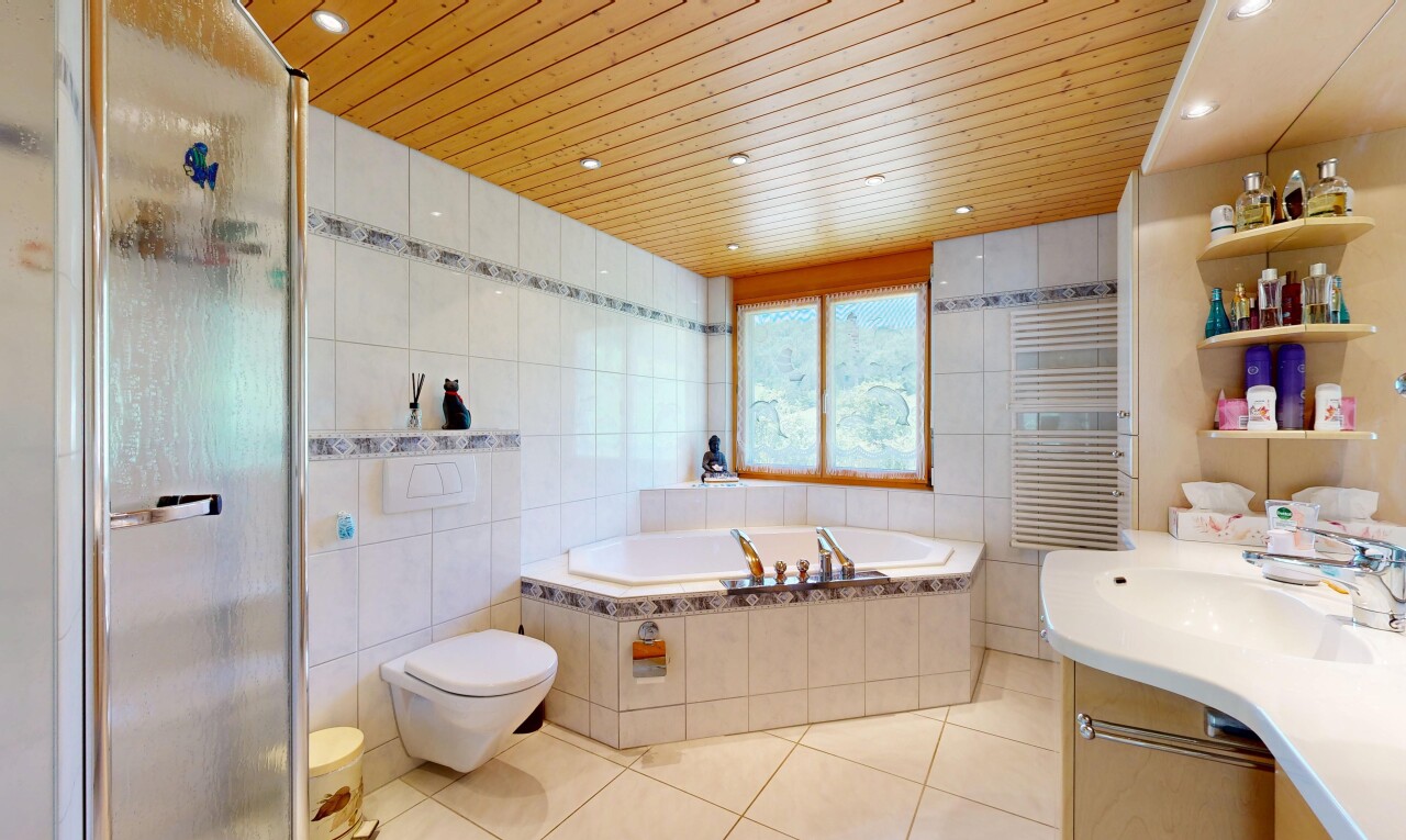 bad mit handtuchwärmer, komplettes badezimmer, tile wall, fliesenwand, und tile floor