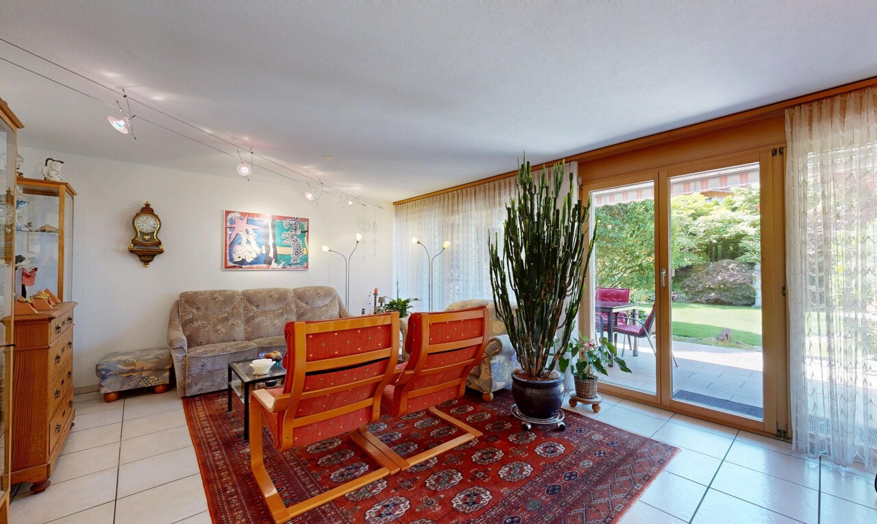 wohnzimmer mit tile floor, fliesenboden, light floor, inside property, und natural light