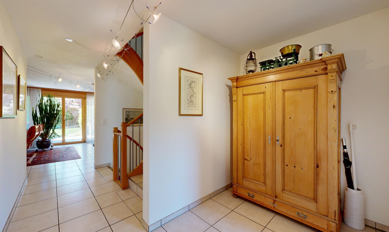 halle / korridor mit inside property, drywall, gipskartonwand, track lighting, und deckenbeleuchtung