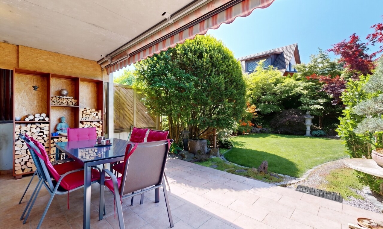 terrasse mit essbereich im freien, rasen, from property, markise, und terrasse