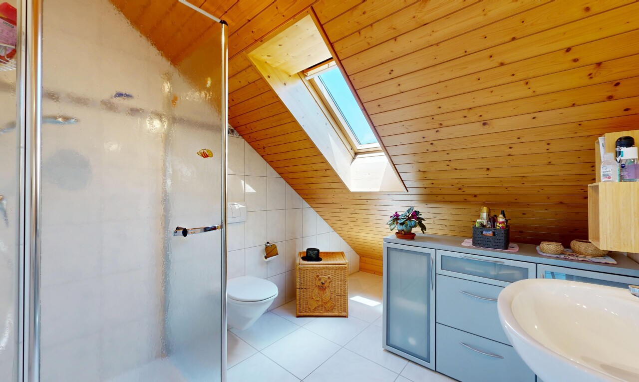 bad mit dachfenster, dusche, komplettes badezimmer, wood ceiling, und tile floor