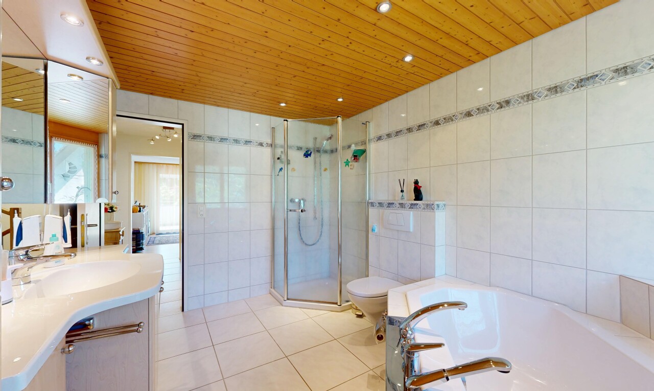 bad mit bad, komplettes badezimmer, tile wall, fliesenwand, und dusche