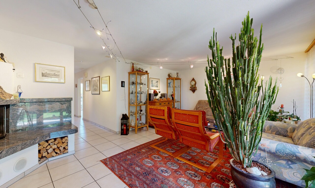 wohnzimmer mit drywall, gipskartonwand, inside property, tile floor, und fliesenboden