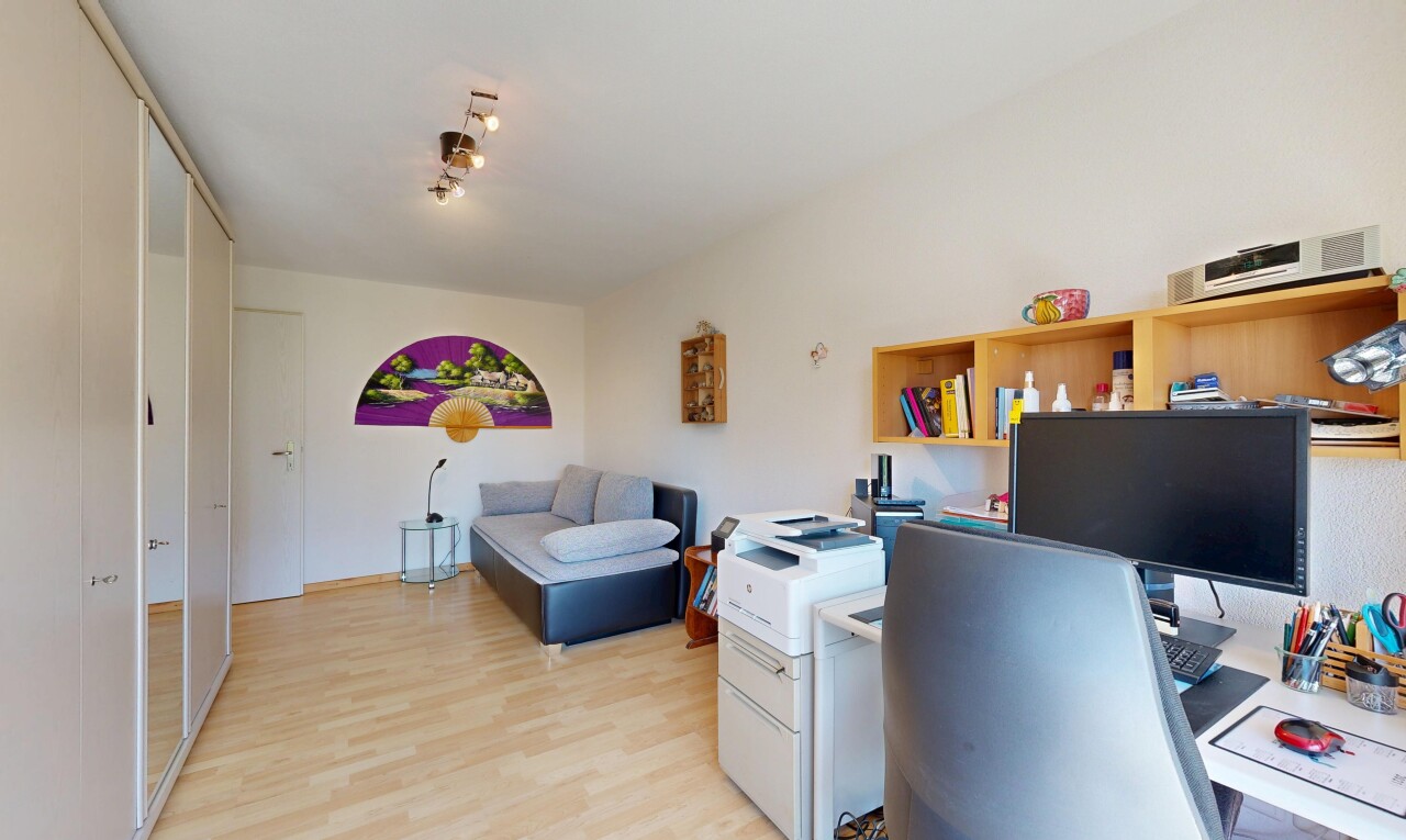 büro mit bürobereich, wood finish floor, holzfußboden, drywall, und gipskartonwand