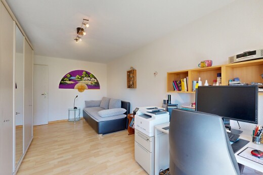 büro mit bürobereich, wood finish floor, holzfußboden, drywall, und gipskartonwand