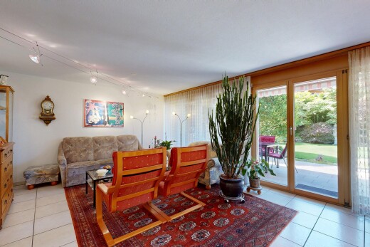 wohnzimmer mit tile floor, fliesenboden, light floor, inside property, und natural light