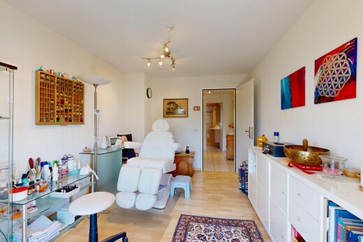 wohnzimmer mit inside property, wood finish floor, holzfußboden, drywall, und gipskartonwand
