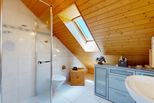 bad mit dachfenster, dusche, komplettes badezimmer, wood ceiling, und tile floor
