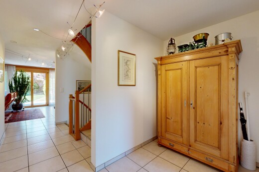 halle / korridor mit inside property, drywall, gipskartonwand, track lighting, und deckenbeleuchtung