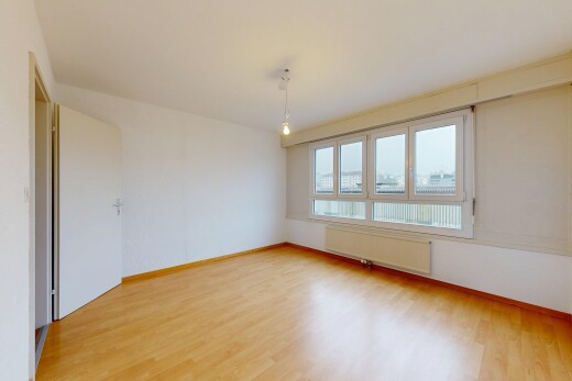 leerer raum mit natürliches licht, natural light, inside property, kühler, und gipskartonwand