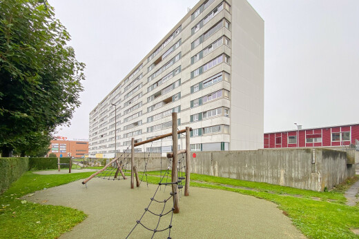außenansicht mit overcast, apartment complex view, blick auf wohnanlage, property visible, und zaun