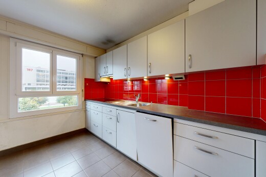 küche mit baseboards wall, sockelleisten, natural light, natürliches licht, und arbeitsplatten