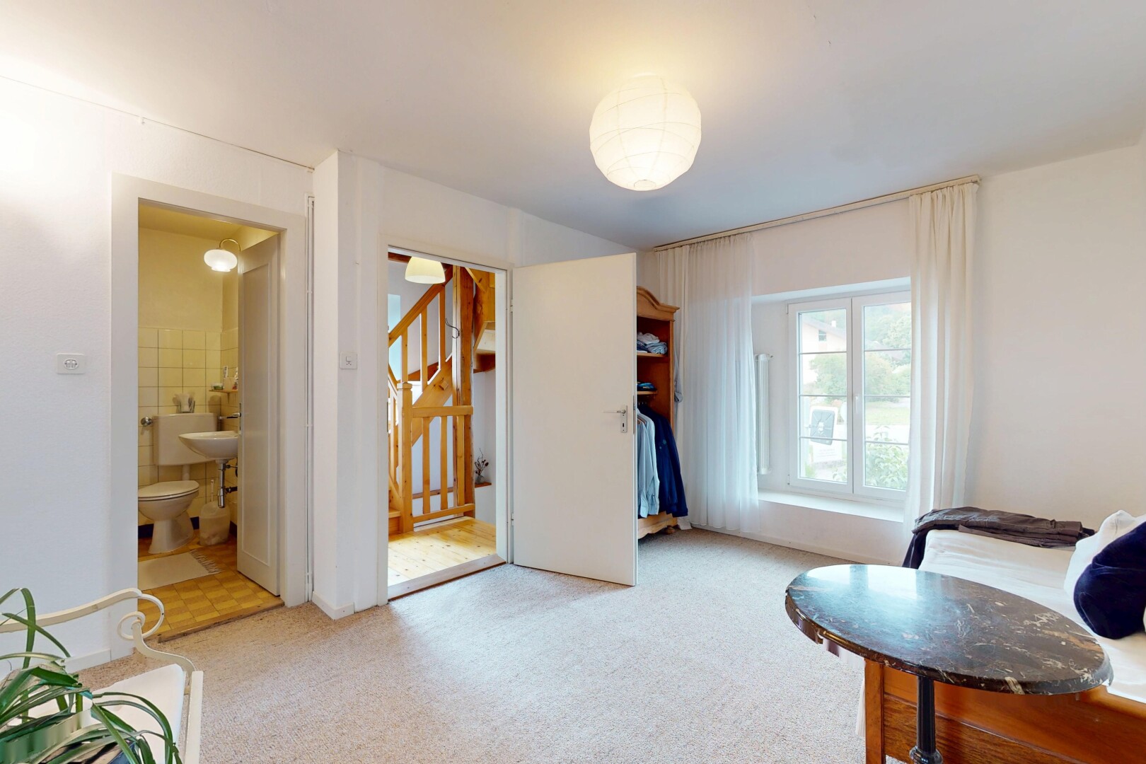 salon avec carpet, moquette, drywall, cloison sèche, et inside property