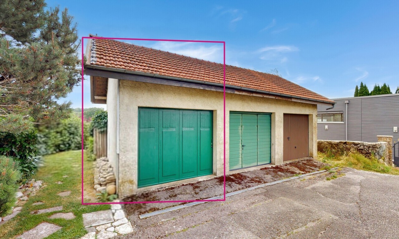 façade avec bardage en stuc, property visible, day time, toit en tuiles, et structure extérieure