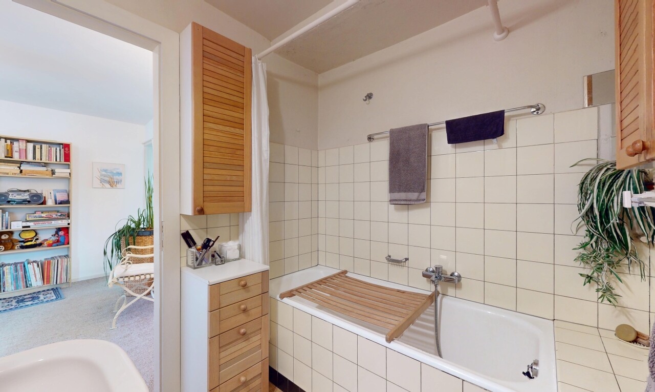 salle de bains avec salle de bain complète, bain, inside property, tile tub, et cloison sèche