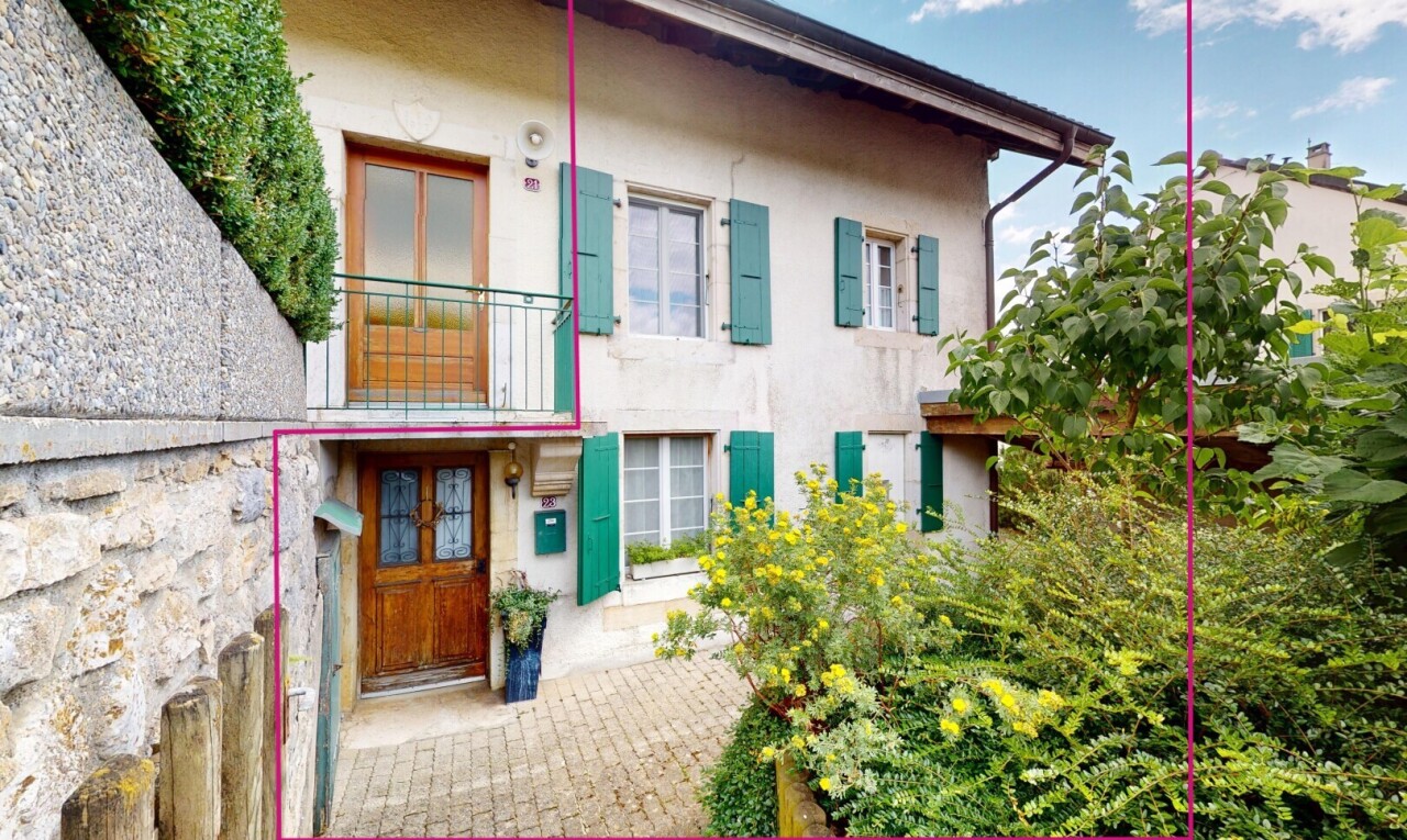 façade avec bardage en stuc, property visible, day time, et balcon