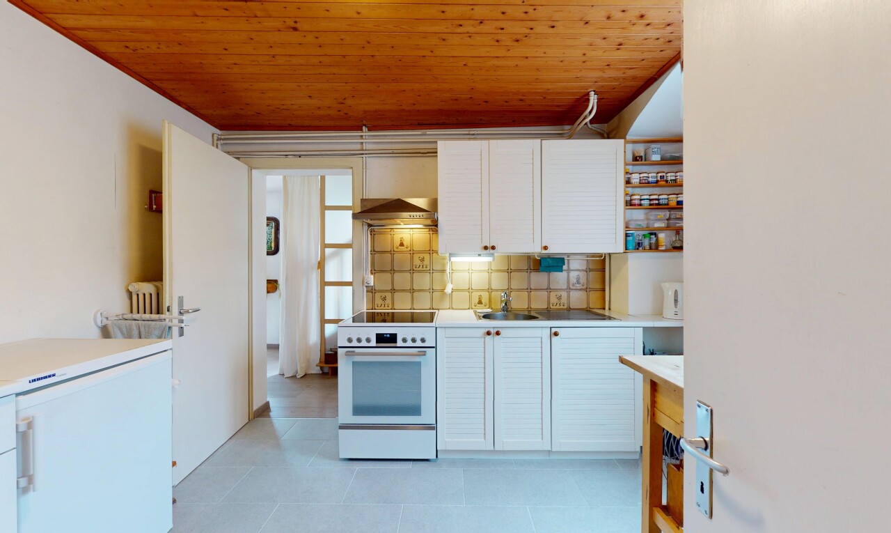 cuisine avec cuisinière, armoires blanches, plans de travail, cloison sèche, et drywall