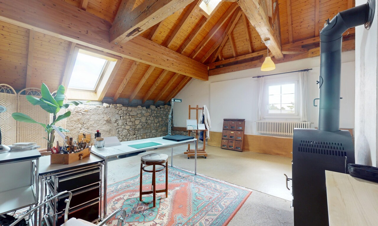 cuisine avec puits de lumière, plafond voûté, vaulted ceiling, plafond à poutres, et beamed ceiling