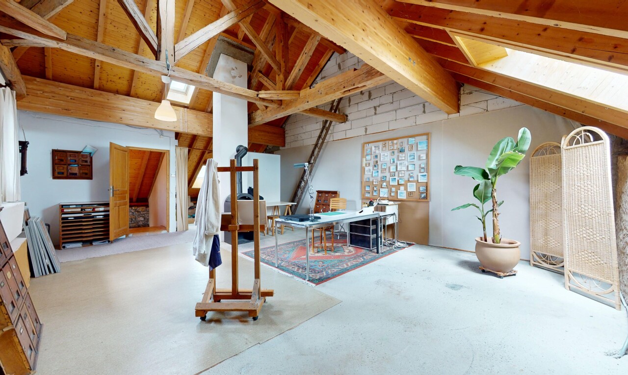 salon avec inside property, cloison sèche, drywall, plafond voûté, et vaulted ceiling