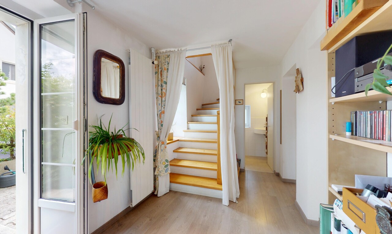 escaliers avec sol en finition bois, wood finish floor, cloison sèche, drywall, et escaliers