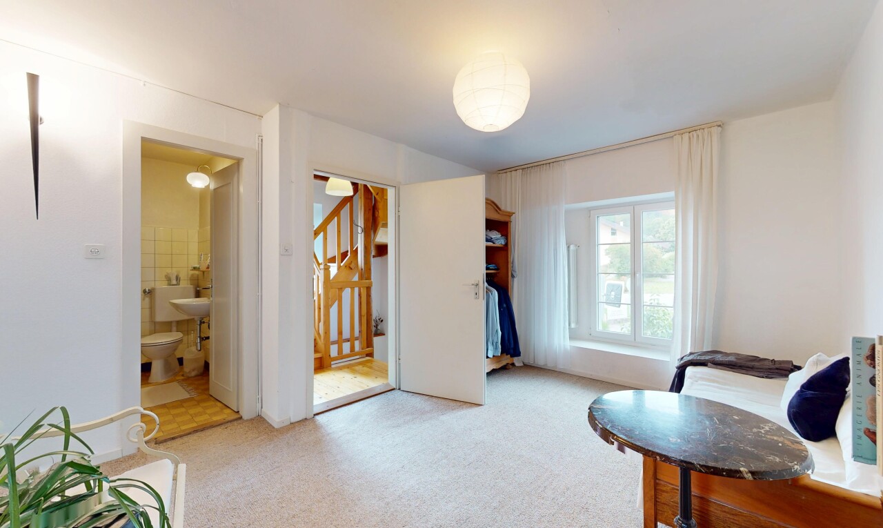 salon avec carpet, moquette, drywall, cloison sèche, et inside property