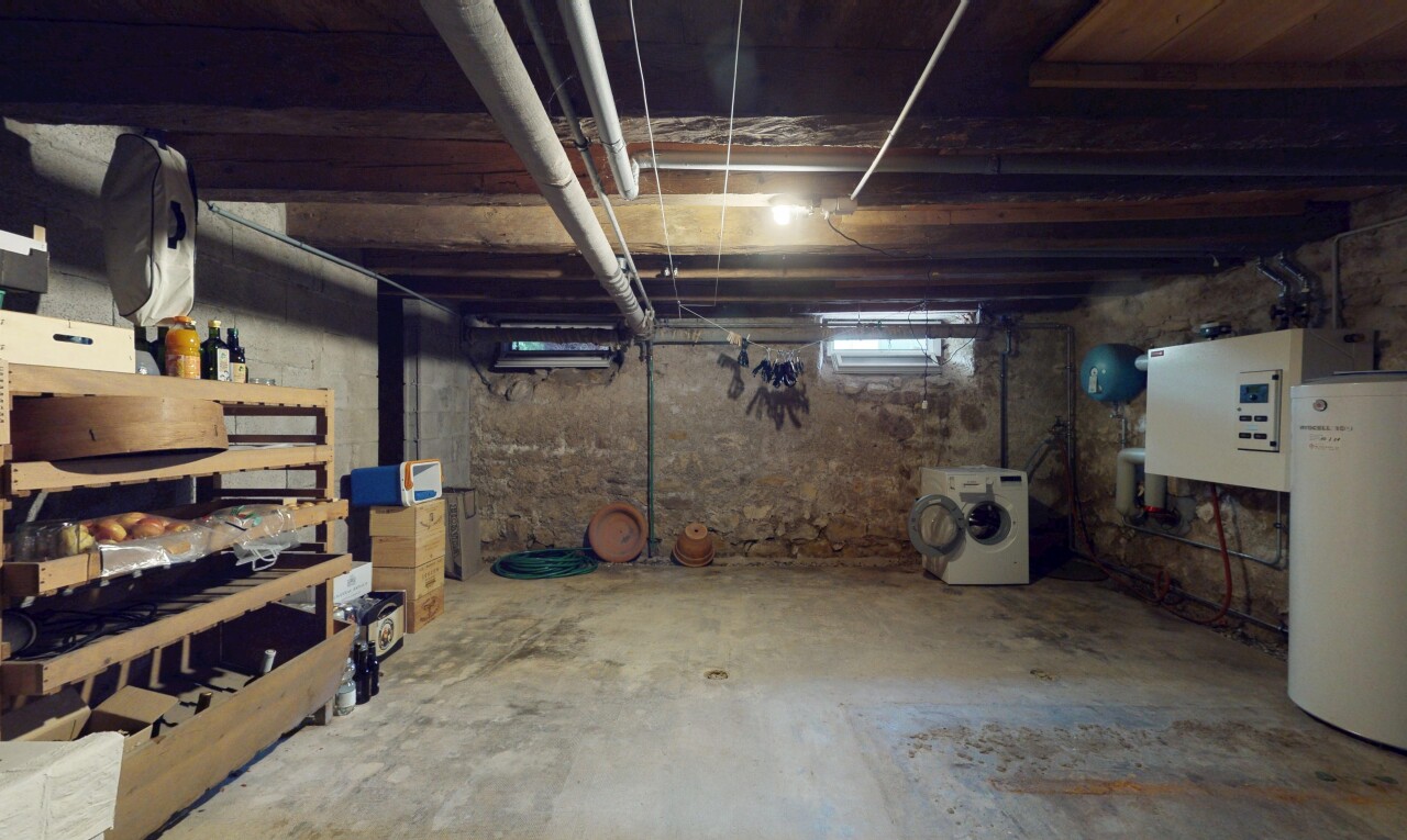 parking avec inside property, lave-linge et sèche-linge, et chauffe-eau