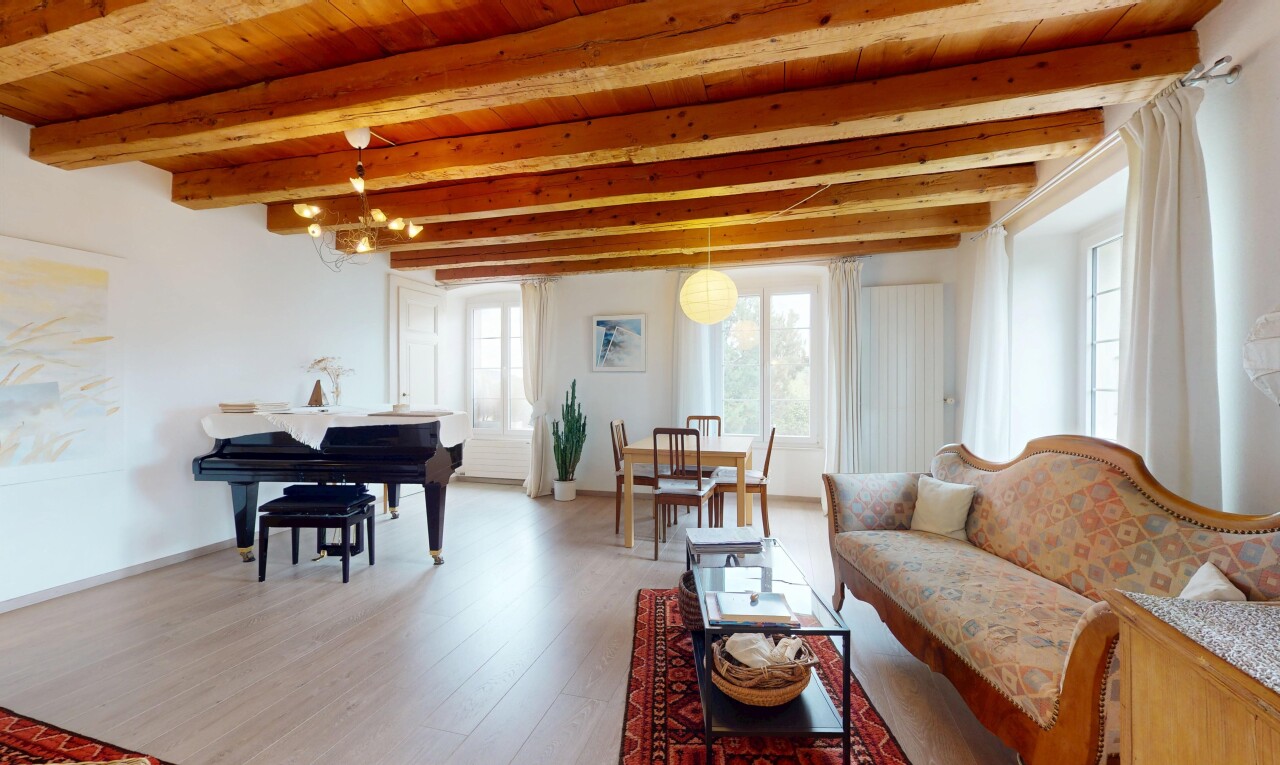 salon / salle à manger avec beamed ceiling, plafond à poutres, wood finish floor, sol en finition bois, et inside property