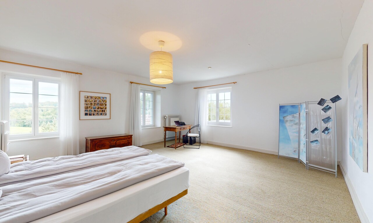chambre avec drywall, cloison sèche, carpet, moquette, et natural light