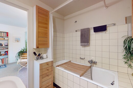 salle de bains avec salle de bain complète, bain, inside property, tile tub, et cloison sèche