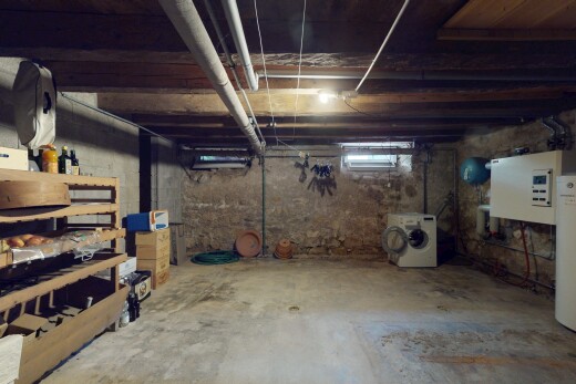parking avec inside property, lave-linge et sèche-linge, et chauffe-eau