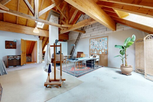 salon avec inside property, cloison sèche, drywall, plafond voûté, et vaulted ceiling