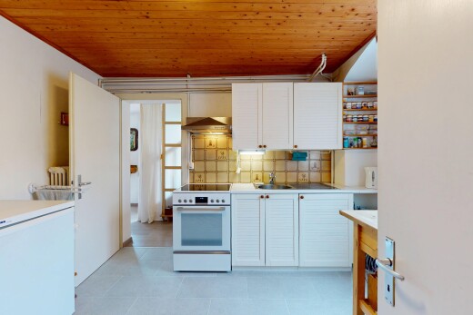 cuisine avec cuisinière, armoires blanches, plans de travail, cloison sèche, et drywall
