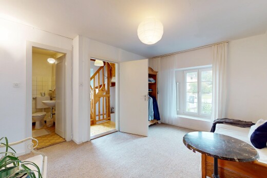 salon avec carpet, moquette, drywall, cloison sèche, et inside property