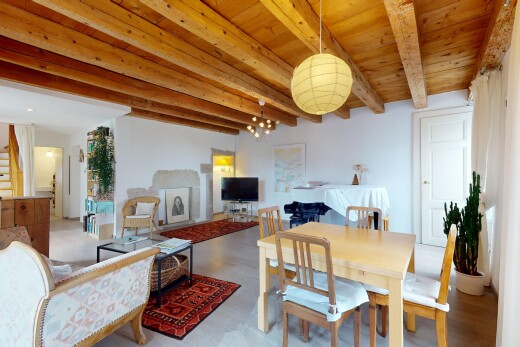 salon / salle à manger avec beamed ceiling, plafond à poutres, inside property, télévision, et drywall