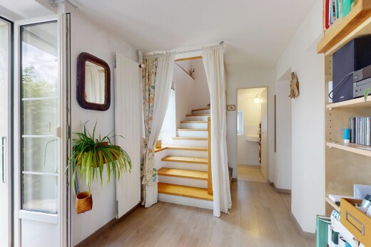 escaliers avec sol en finition bois, wood finish floor, cloison sèche, drywall, et escaliers