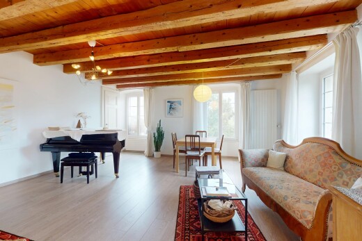 salon / salle à manger avec beamed ceiling, plafond à poutres, wood finish floor, sol en finition bois, et inside property