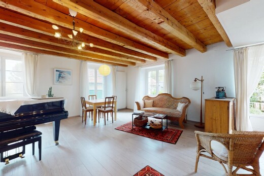 salon / salle à manger avec plafond à poutres, beamed ceiling, lumière naturelle, natural light, et inside property